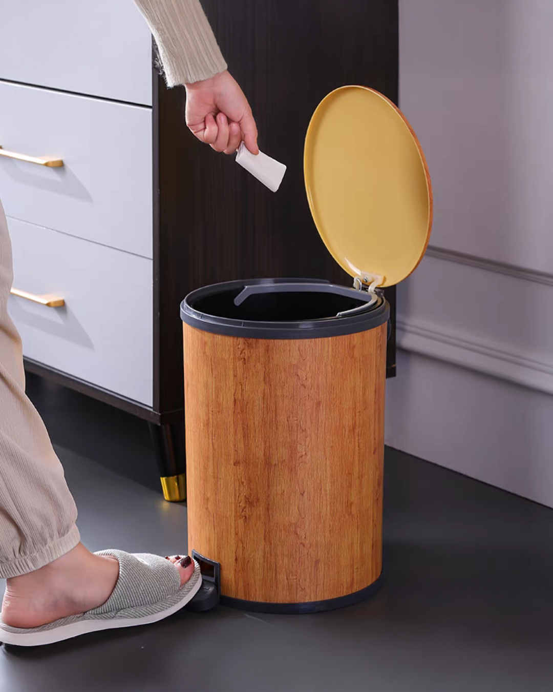 Easy Carry Dustbin Wooden Finish